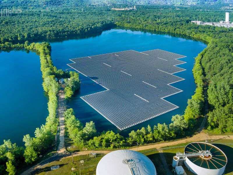 Mercado global de energia solar flutuante projeta ultrapassar a marca de 6 GW até 2031