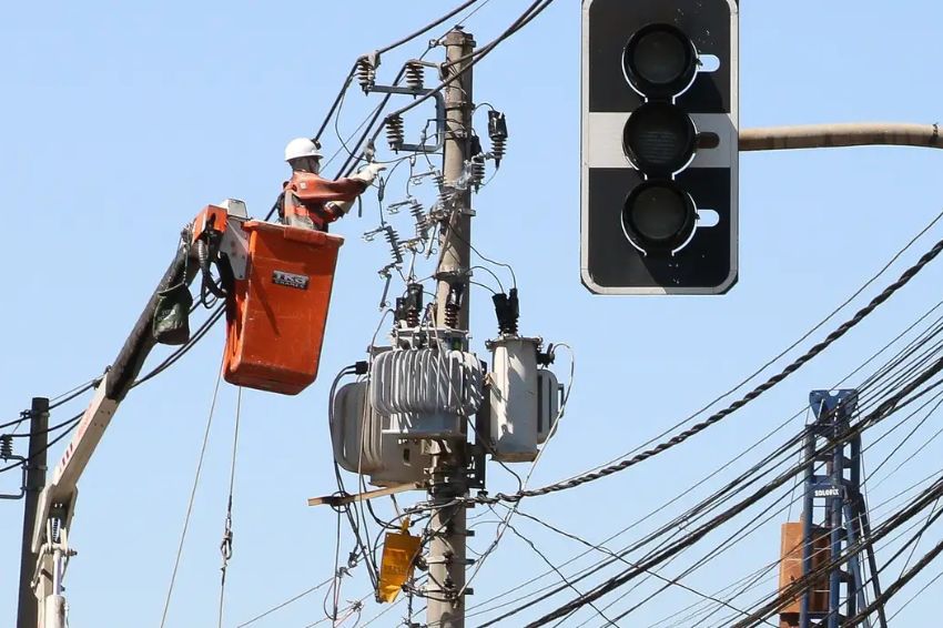 Qual é a razão para a demora das distribuidoras em restabelecer o fornecimento de energia?