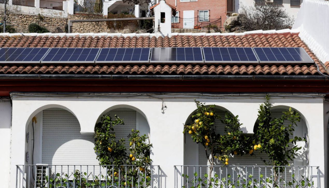 Casa com painel solar no telhado na cidade na Espanha Casa com painel solar no telhado na cidade na Espanha