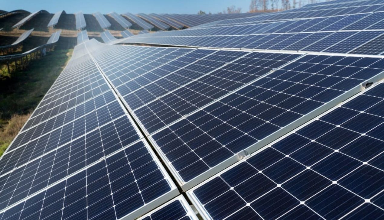 bela-usina-de-energia-alternativa-com-paineis-solares bela-usina-de-energia-alternativa-com-paineis-solares