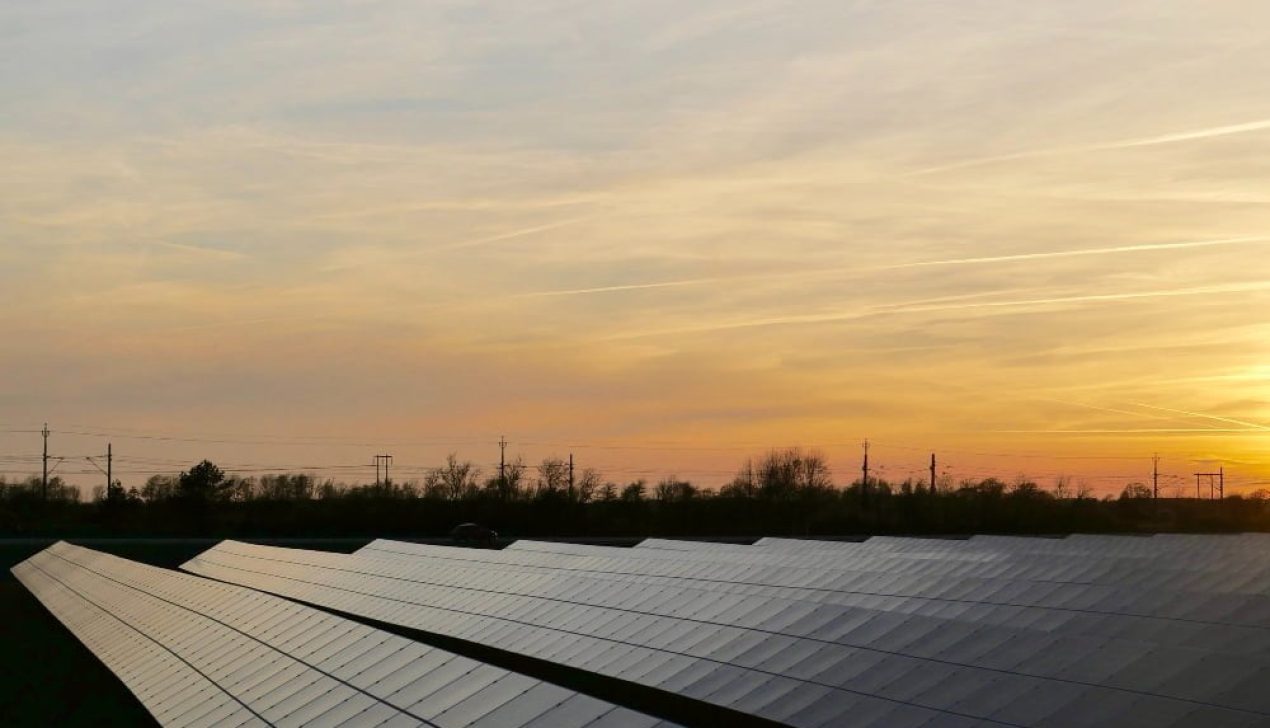 estacao-de-energia-solar-cercada-por-arvores estacao-de-energia-solar-cercada-por-arvores