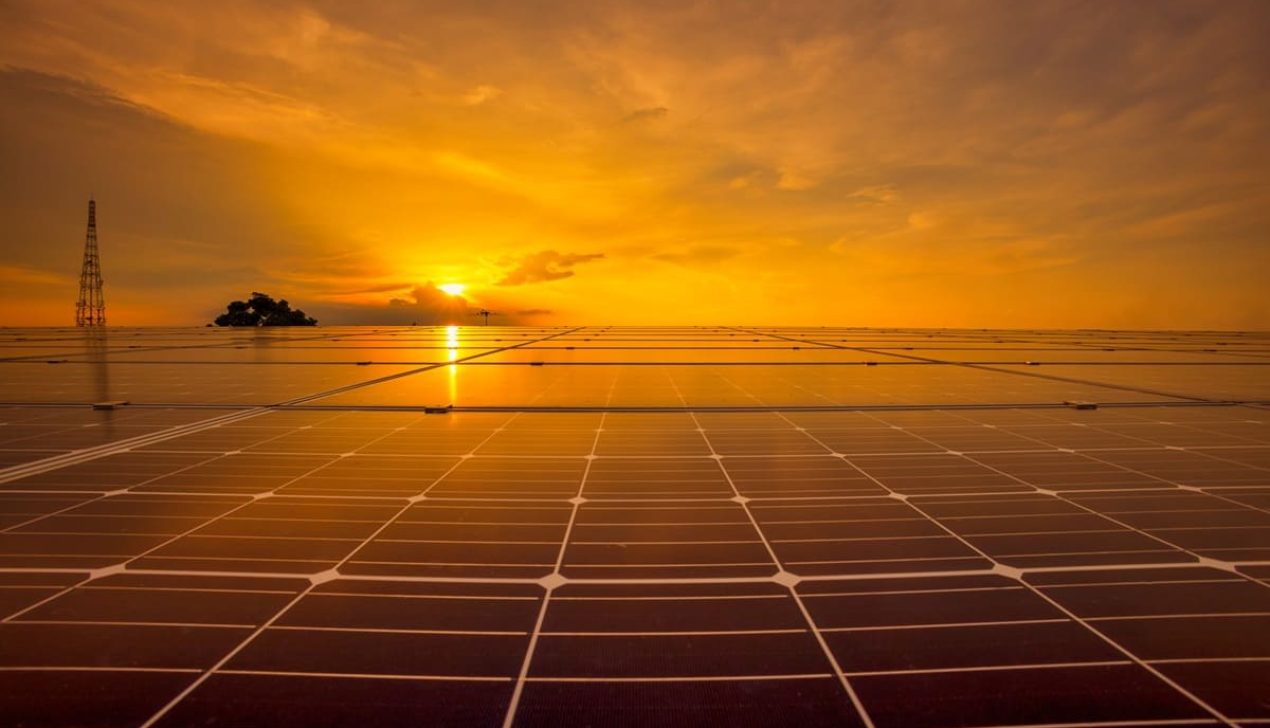painel-solar-por-do-sol painel-solar-por-do-sol