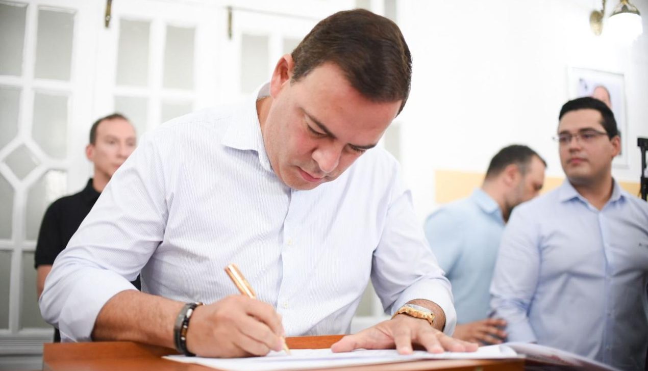 prefeito assinando contrato prefeito assinando contrato