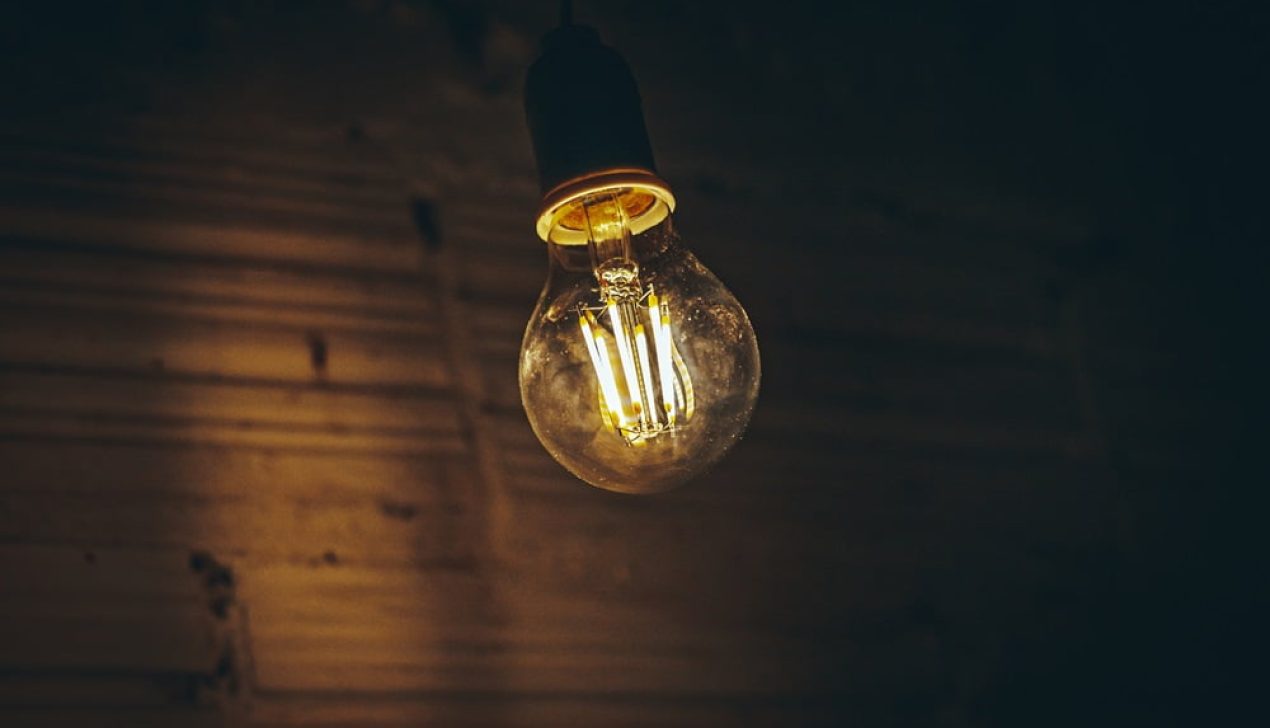 Bombilla de led, de bajo consumo, en una habitación a oscuras. Pobreza energética Bombilla de led, de bajo consumo, en una habitación a oscuras. Pobreza energética